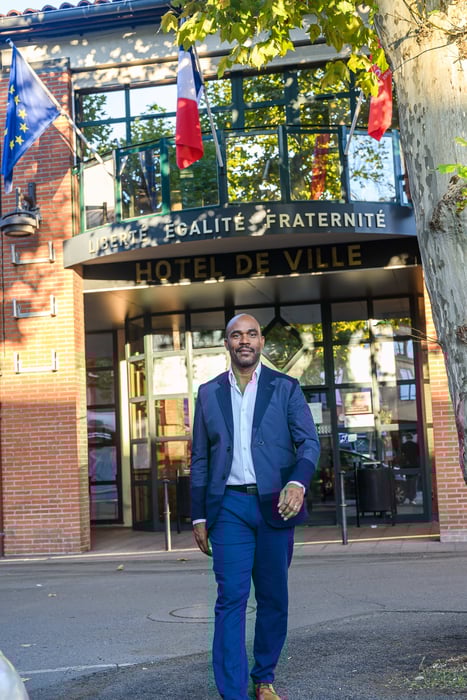Fabrice Granville - liste Vivons Cugnaux - devant la mairie